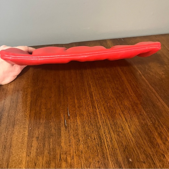 Red and Navy blue vintage clutch purse with gold tone clasp. - Picture 7 of 10